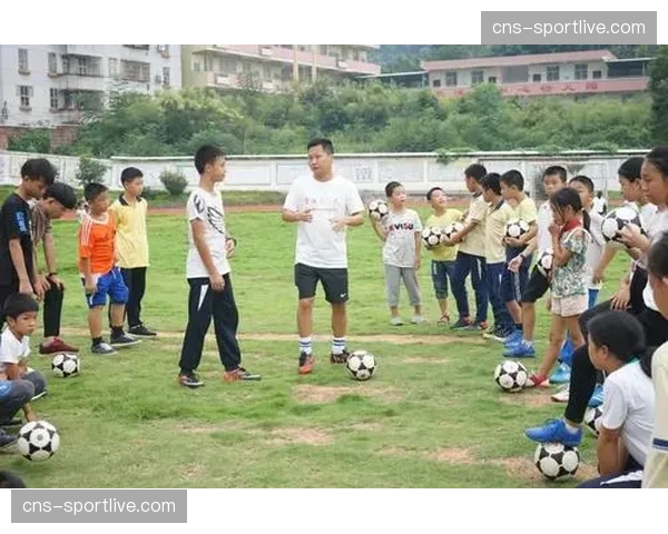 “乡村足球梦想计划”启动，中超球员作为志愿者参与支教