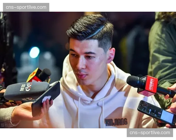 特写：阿不都沙拉木关键抢断后快攻扣篮，点燃全场